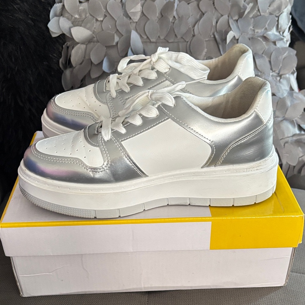 ❤️Stylish  White and Silver Women's Sneakers